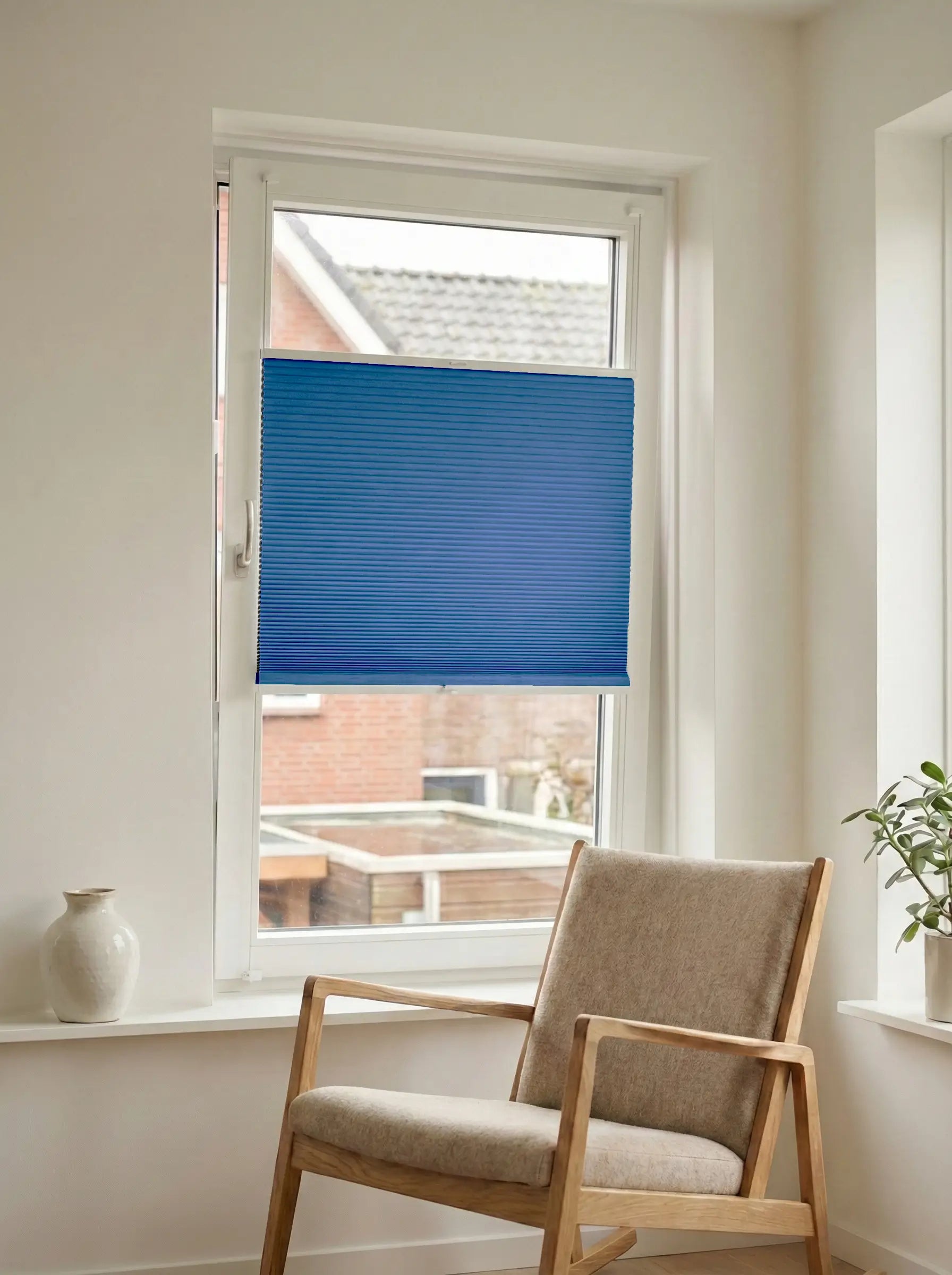 Verduisterend plisségordijn Pure blauw op maat voor een draaikiepraam