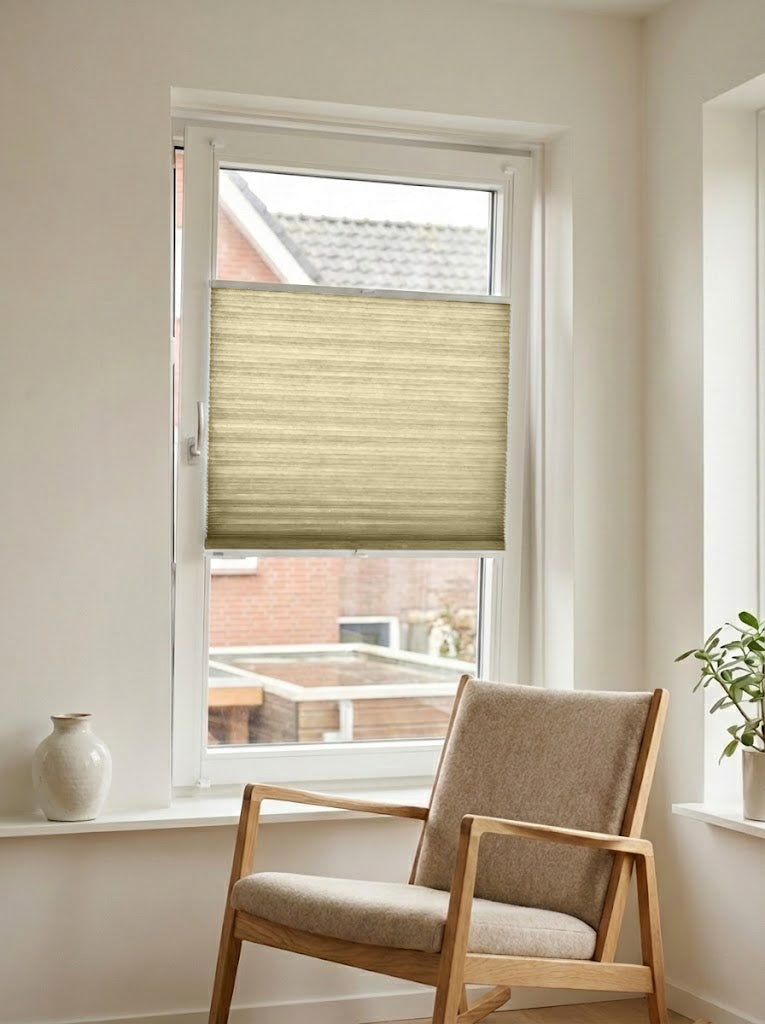 Lichtdoorlatend plisségordijn Pure creme op maat voor een draaikiepraam
