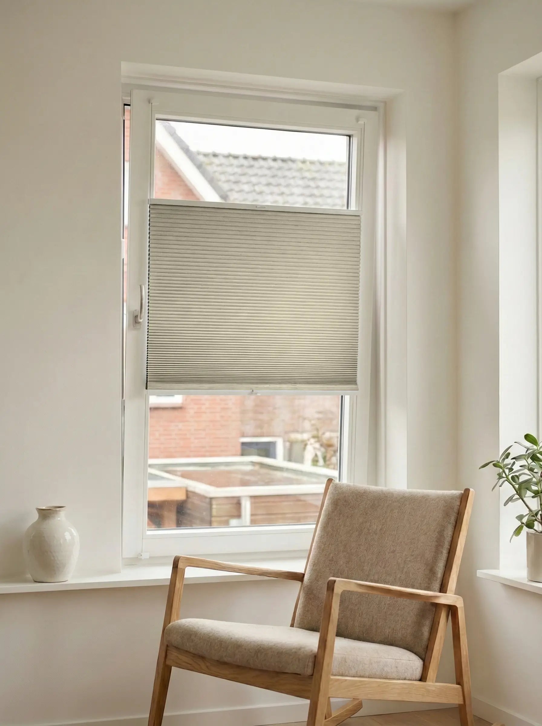 Verduisterend plisségordijn Pure crème op maat voor een draaikiepraam