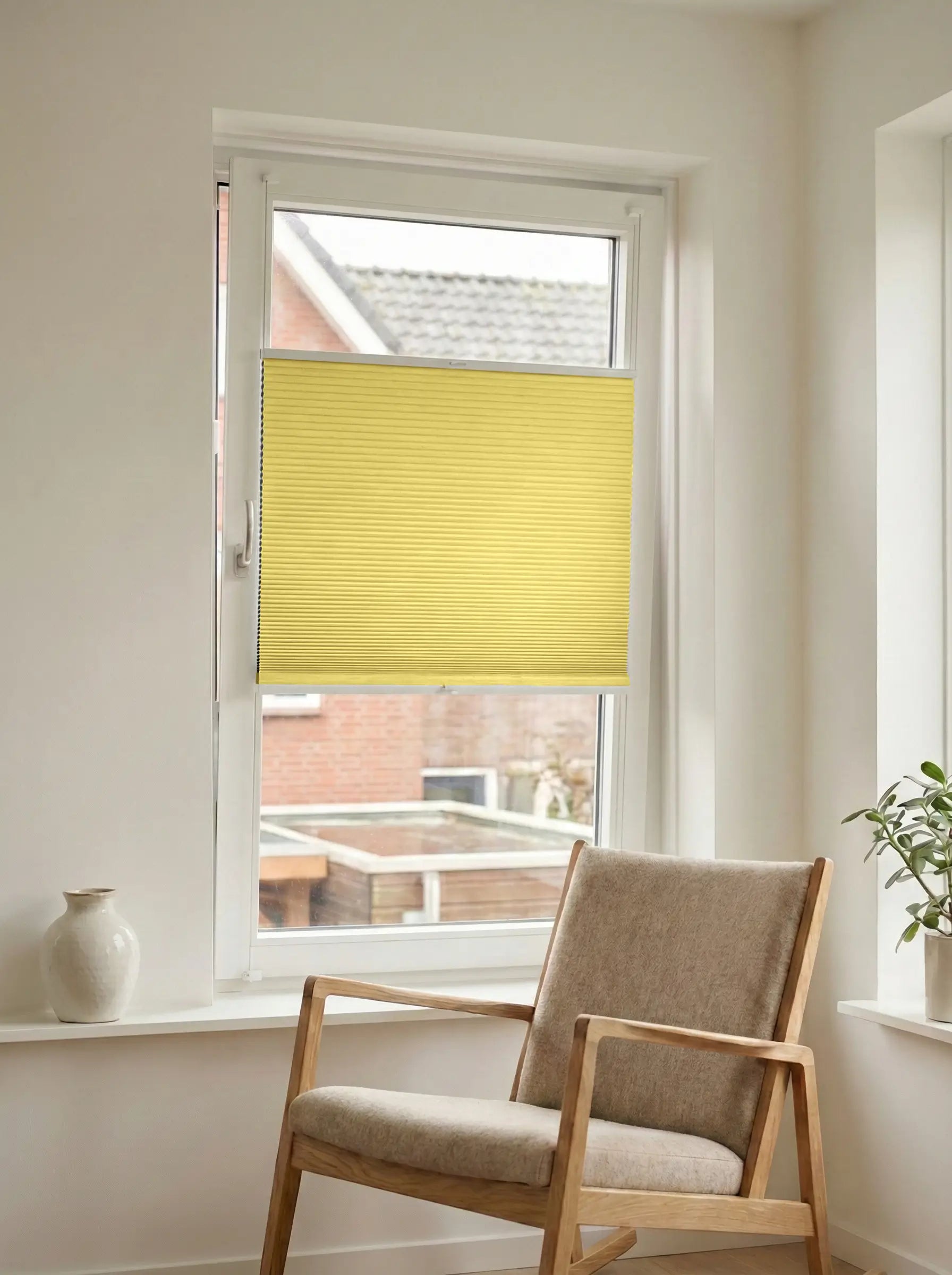 Verduisterend plisségordijn Pure geel op maat voor een draaikiepraam