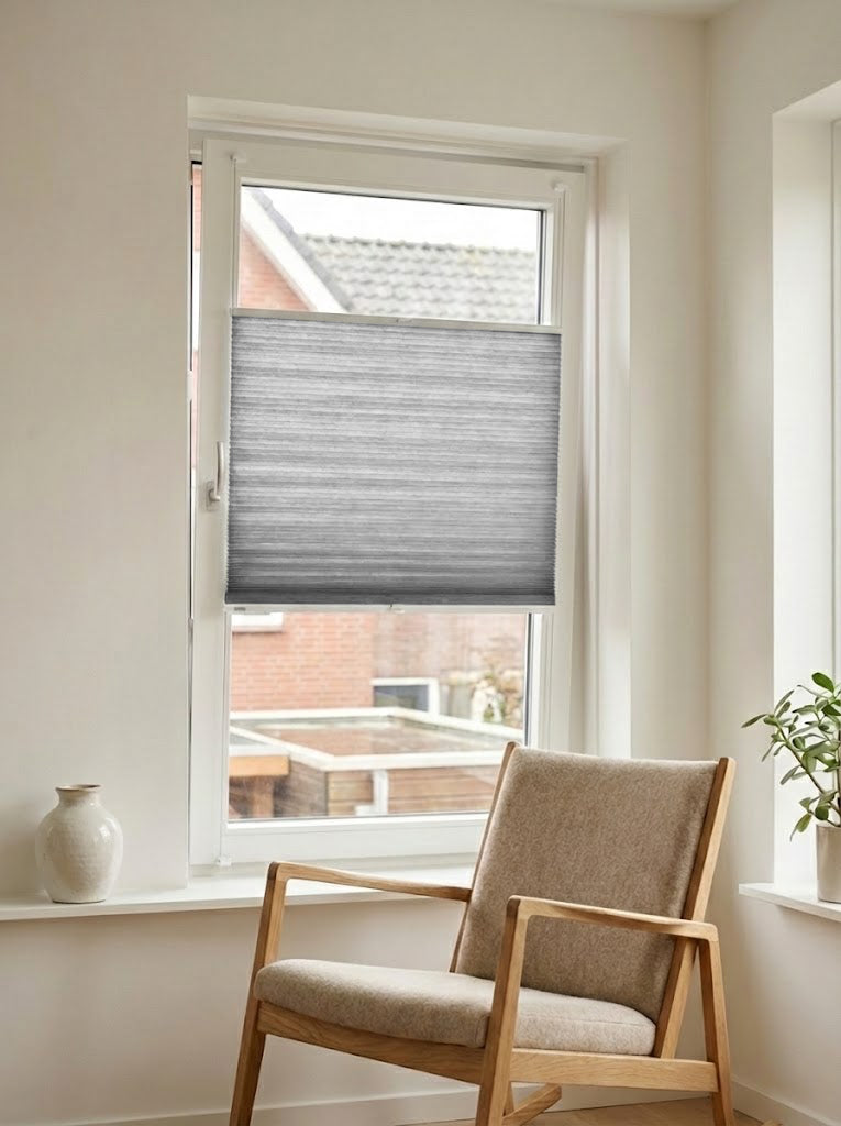 Lichtdoorlatend plisségordijn Pure grijs op maat voor een draaikiepraam