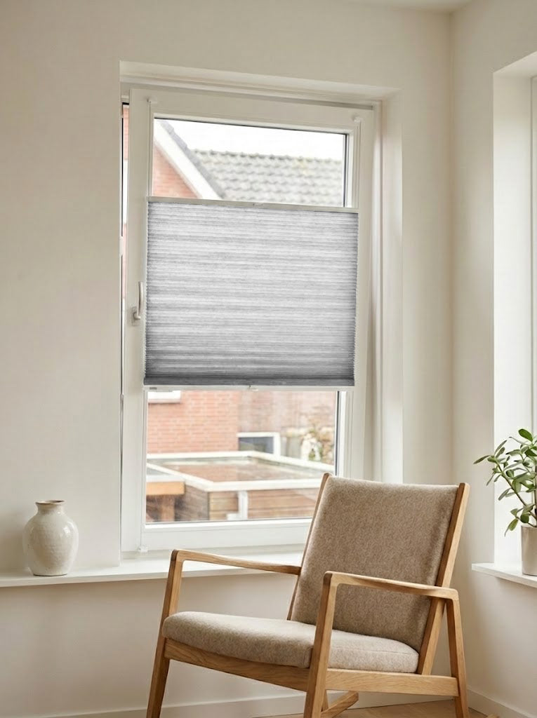 Lichtdoorlatend plisségordijn Pure lichtgrijs op maat voor een draaikiepraam