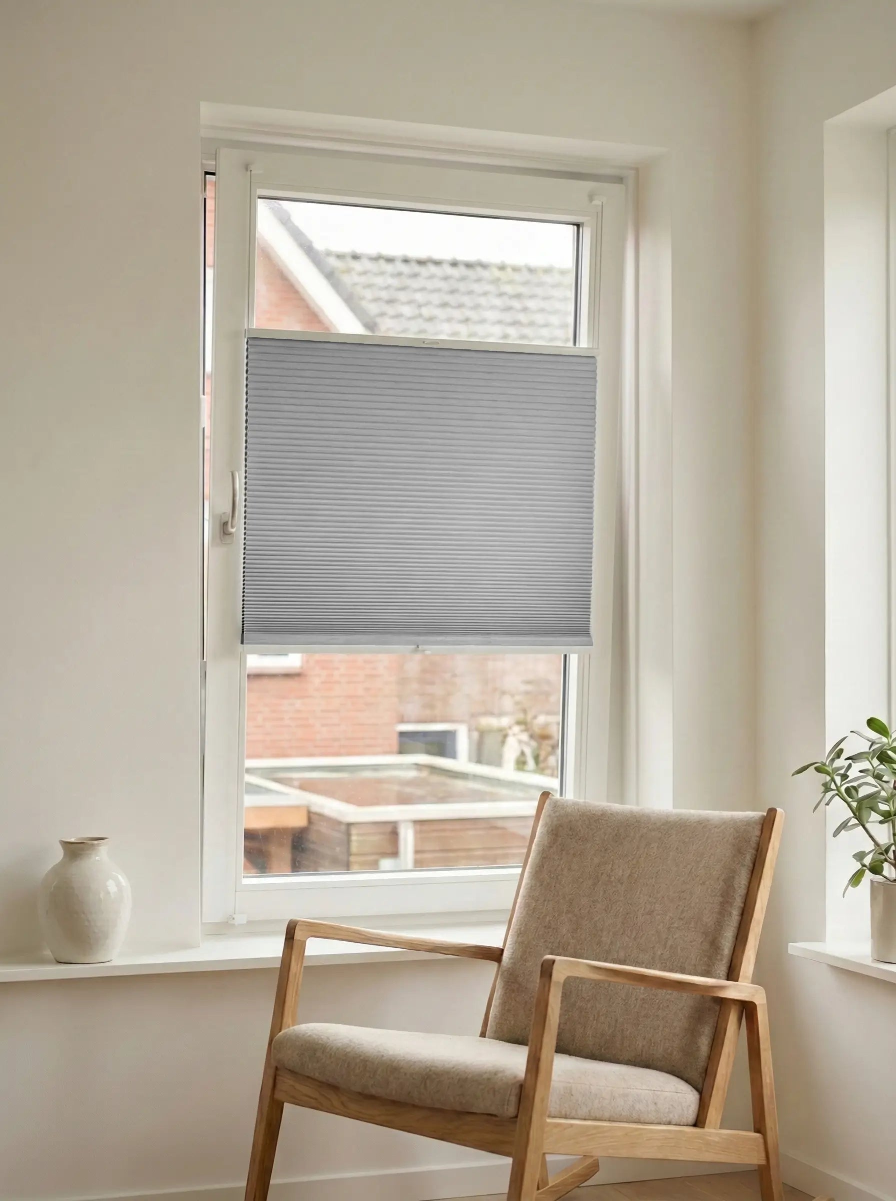 Verduisterend plisségordijn Pure lichtgrijs op maat voor een draaikiepraam