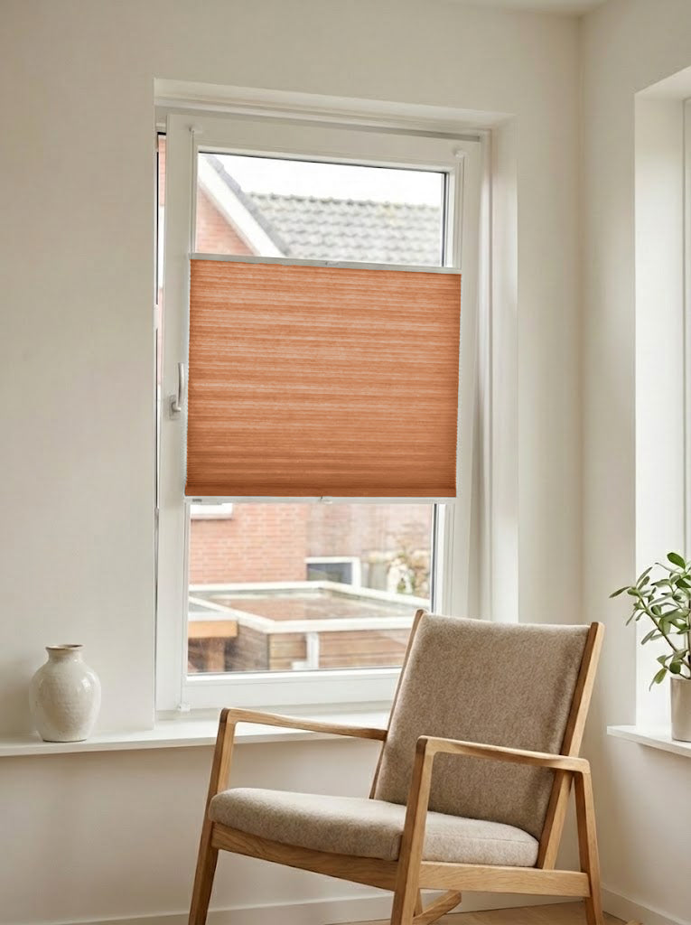 Lichtdoorlatend plisségordijn Pure oranje op maat voor een draaikiepraam