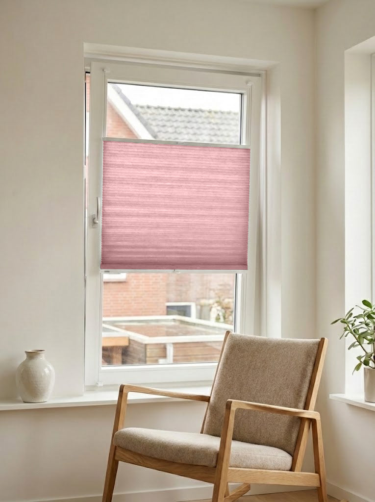 Lichtdoorlatend plisségordijn Pure roze op maat voor een draaikiepraam
