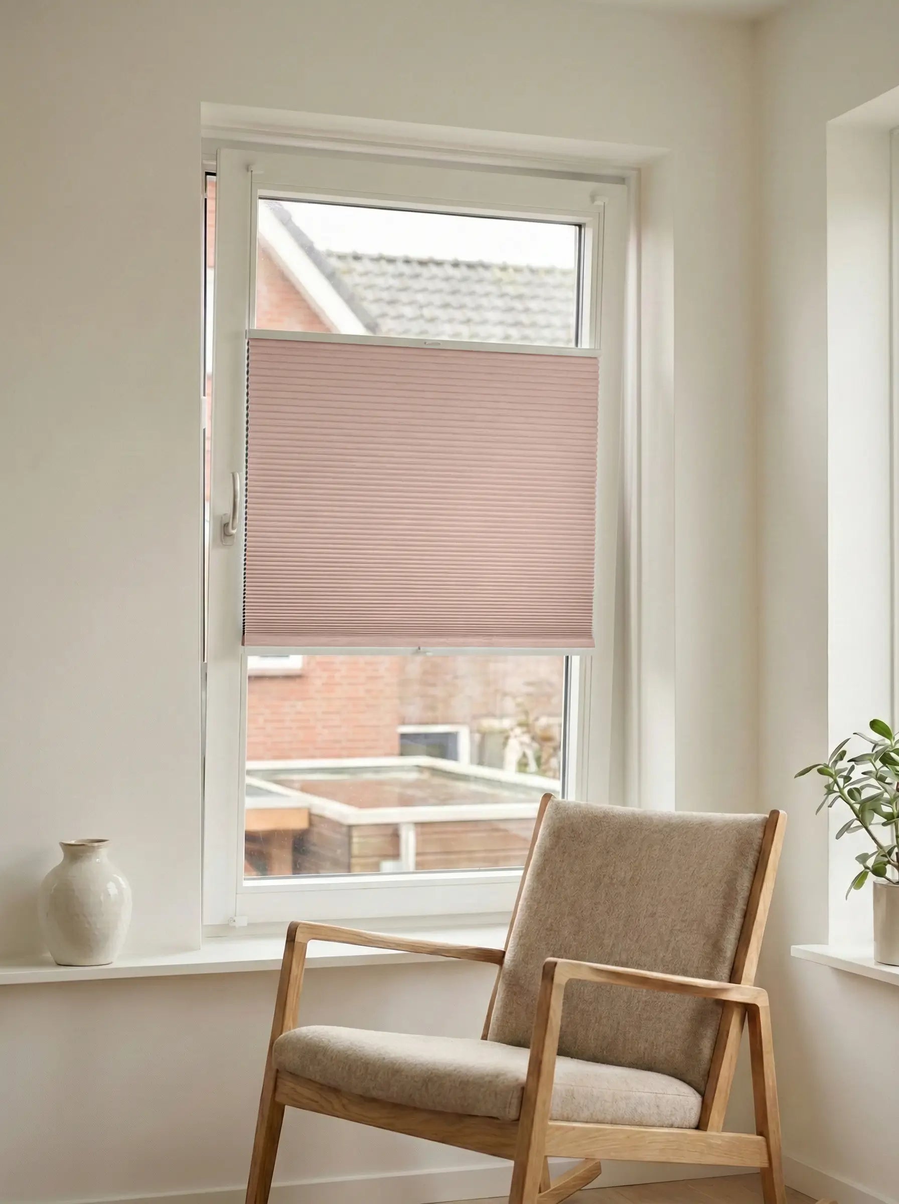 Verduisterend plisségordijn Pure roze op maat voor een draaikiepraam