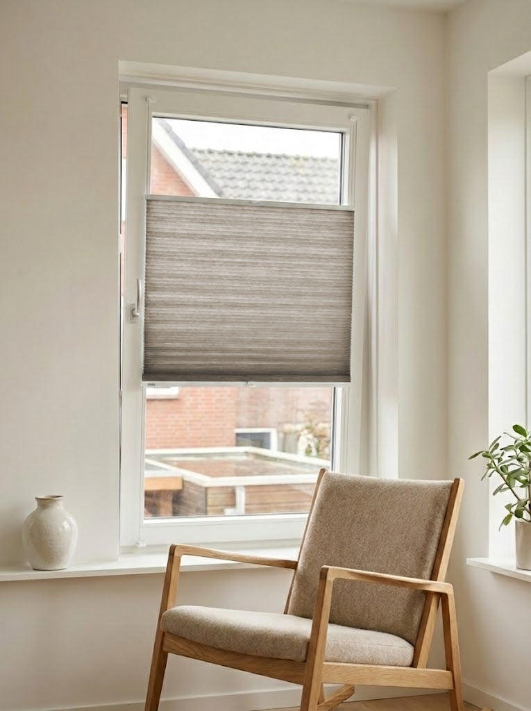Lichtdoorlatend plisségordijn Pure taupe op maat voor een draaikiepraam