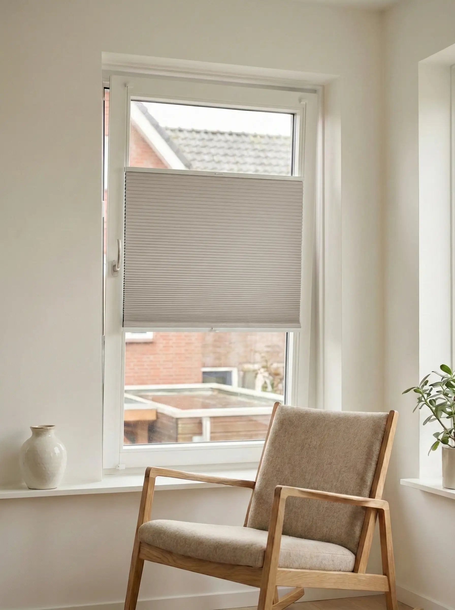 Verduisterend plisségordijn Pure taupe op maat voor een draaikiepraam