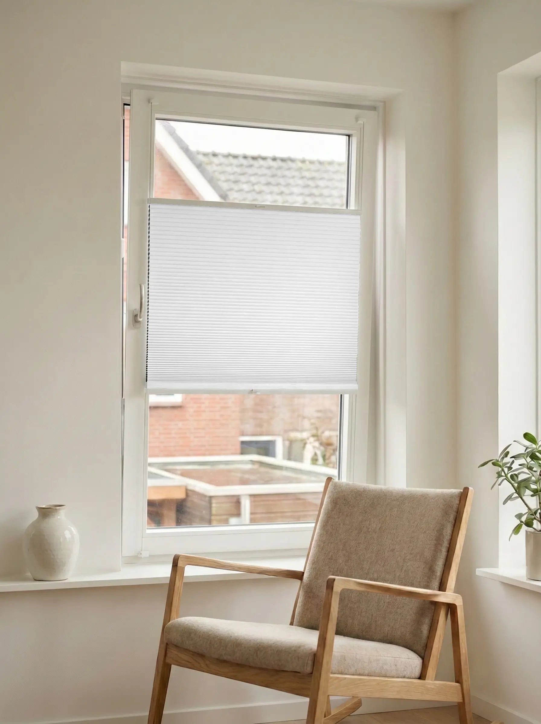 Verduisterend plisségordijn Pure wit op maat voor een draaikiepraam