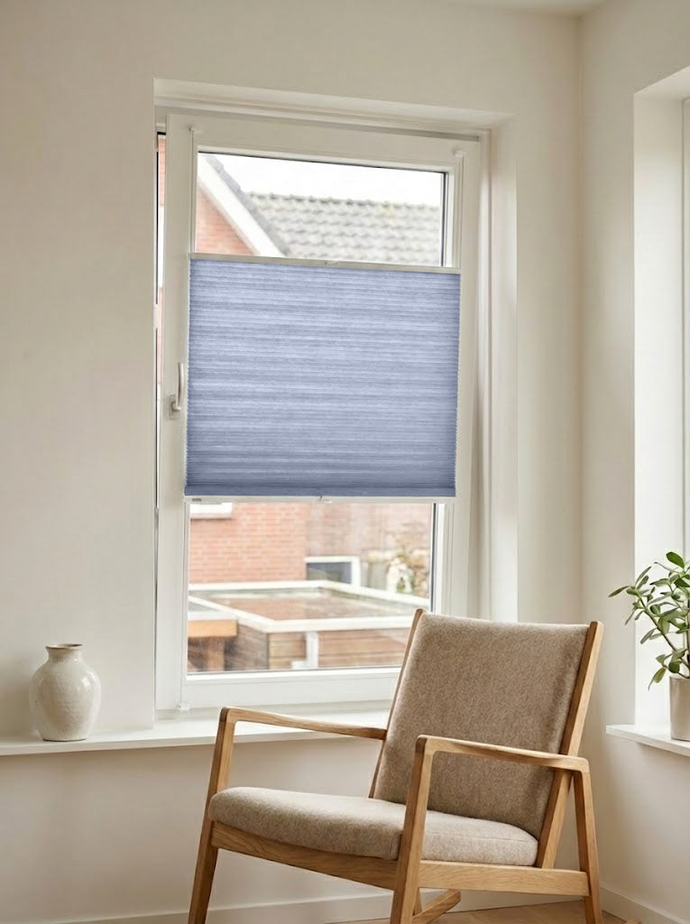 Lichtdoorlatend plisségordijn Pure zacht blauw op maat voor een draaikiepraam