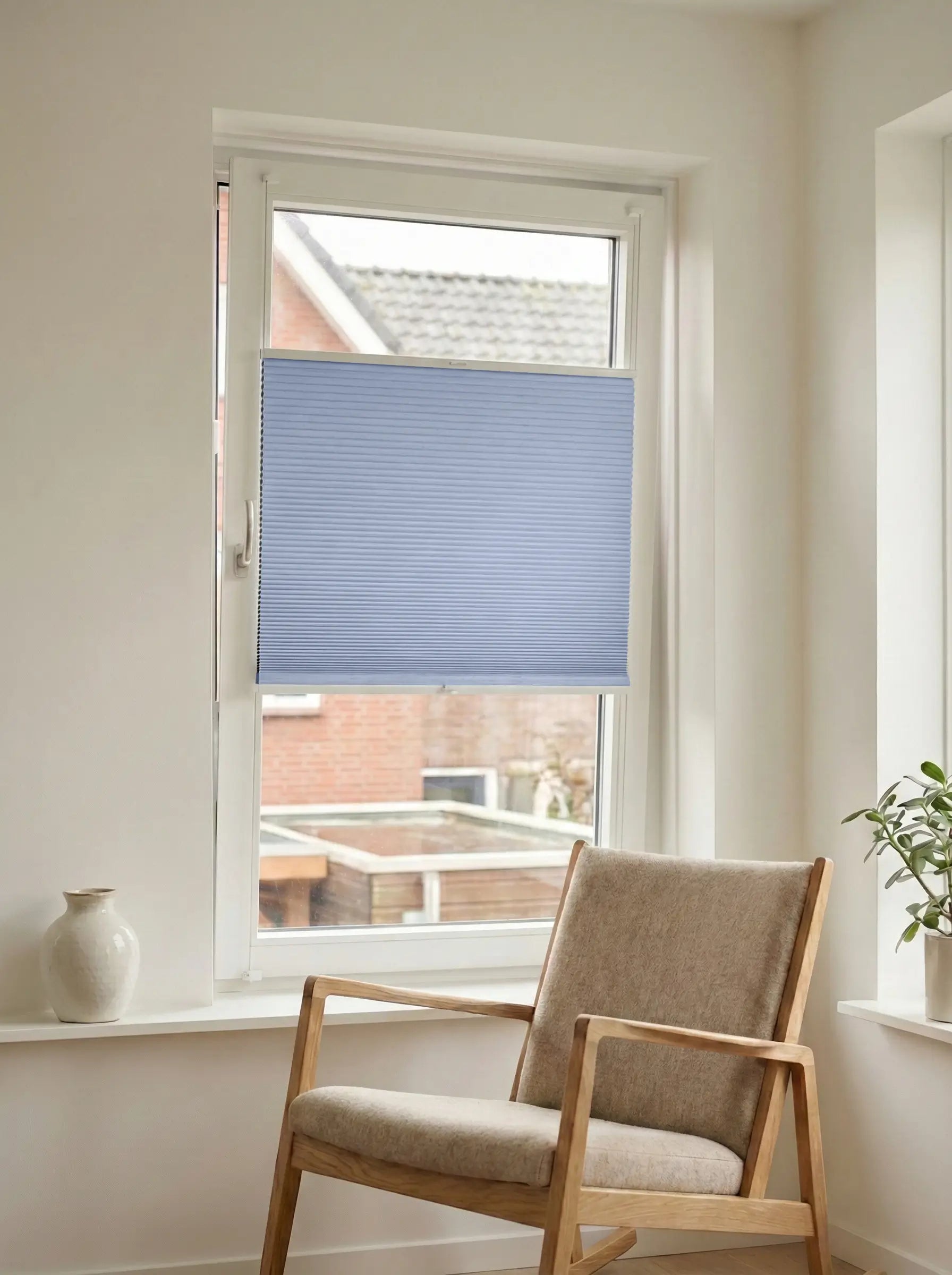 Verduisterend plisségordijn Pure zacht blauw op maat voor een draaikiepraam