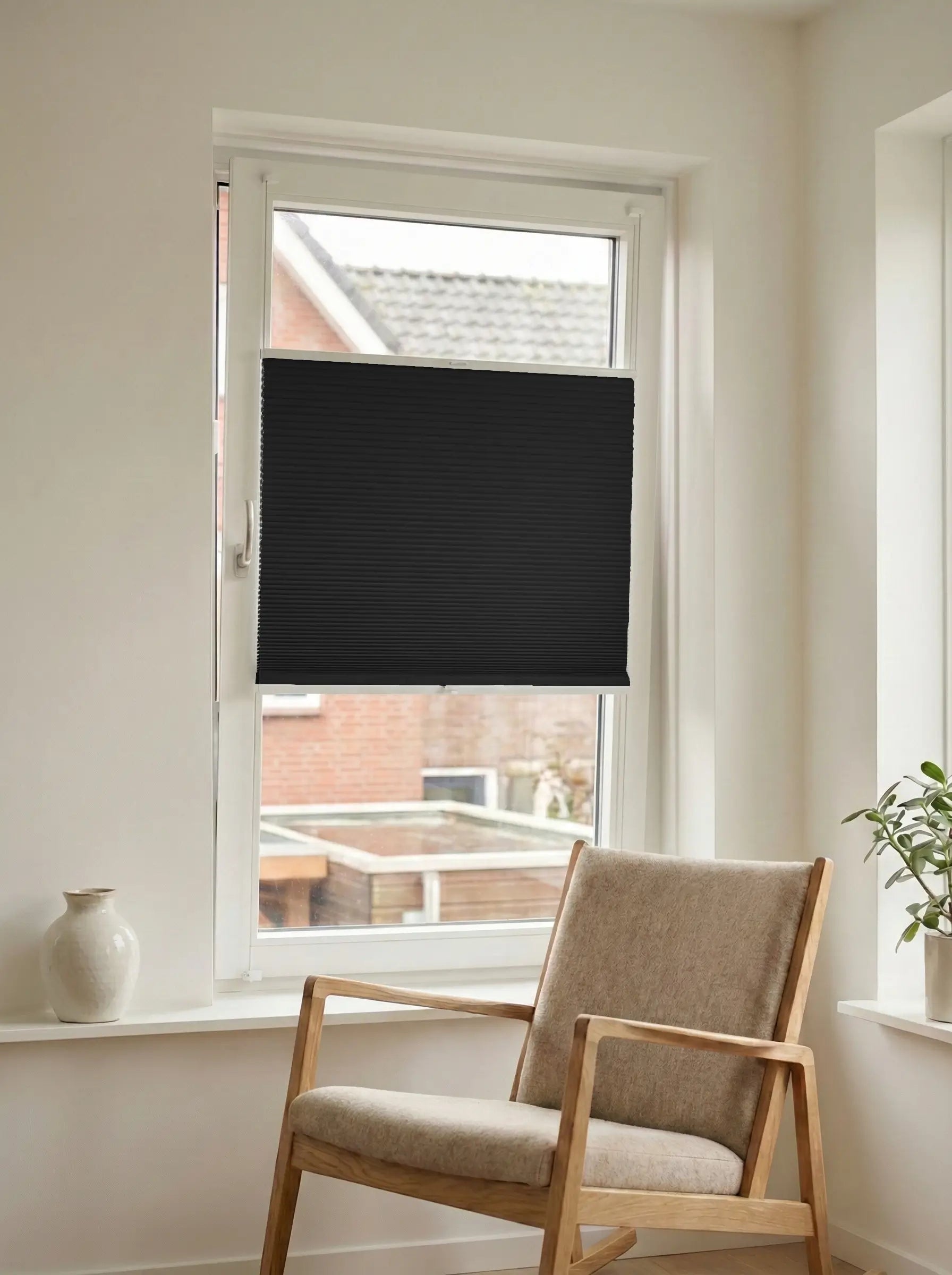 Verduisterend plisségordijn Pure zwart op maat voor een draaikiepraam