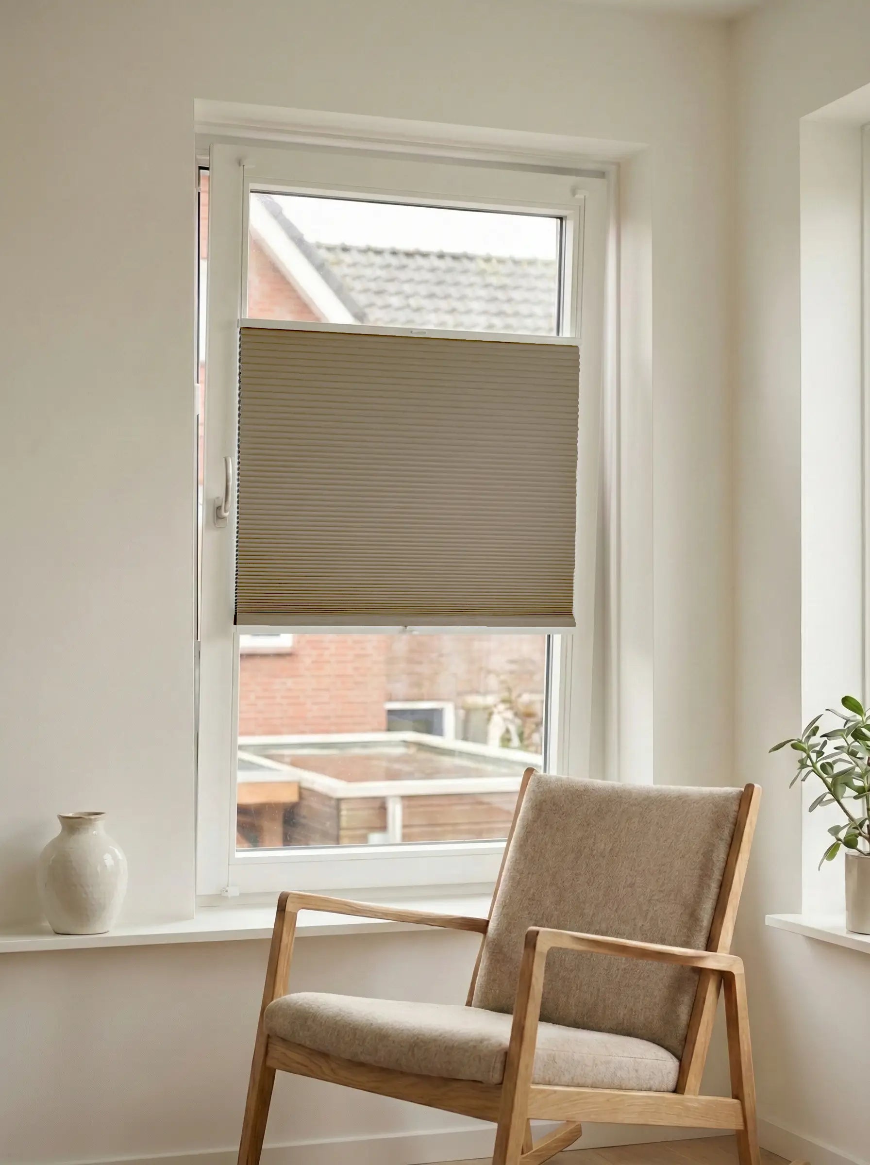 Verduisterend plisségordijn Spark bruin op maat voor een draaikiepraam