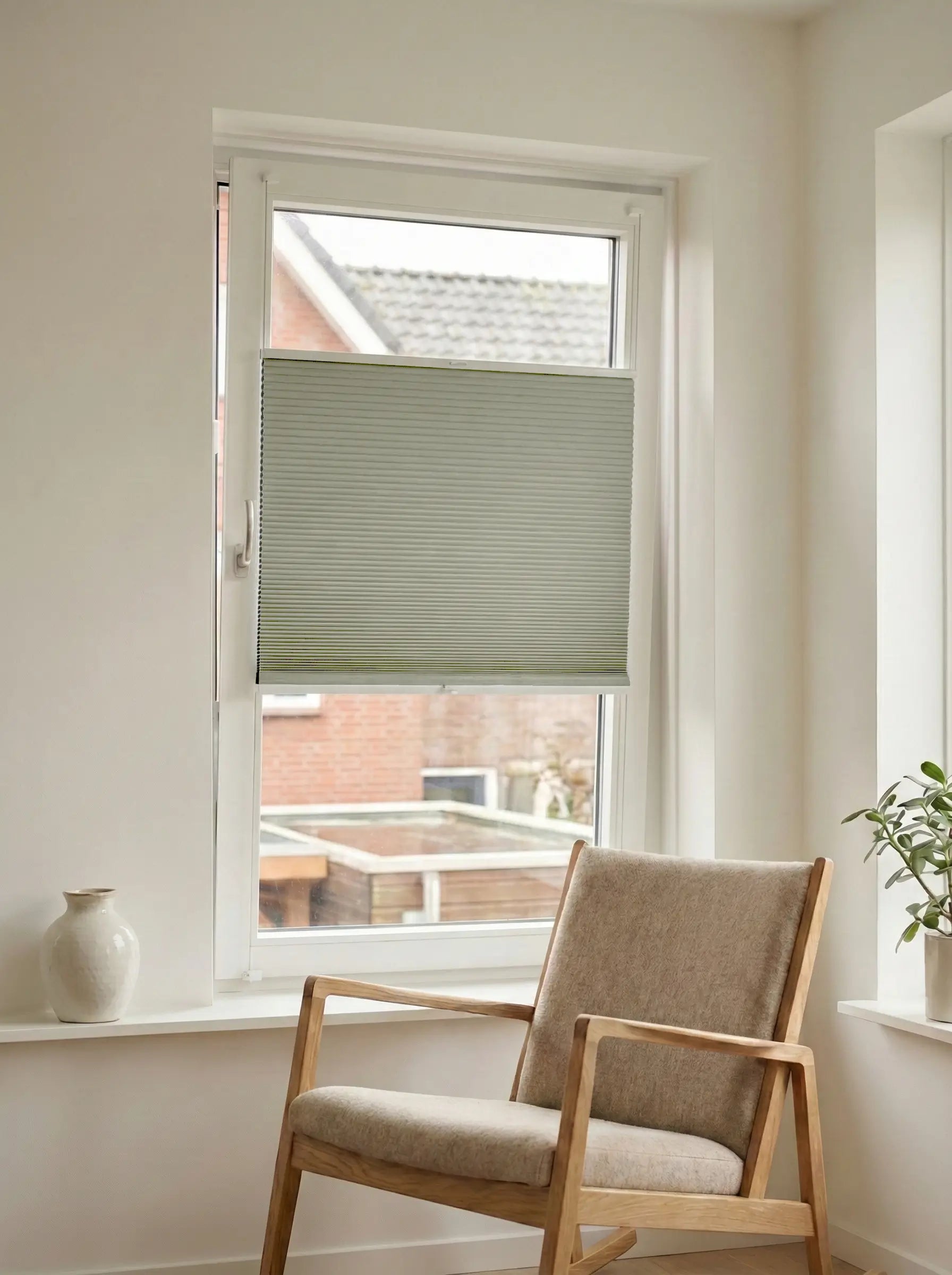 Verduisterend plisségordijn Spark crème op maat voor een draaikiepraam