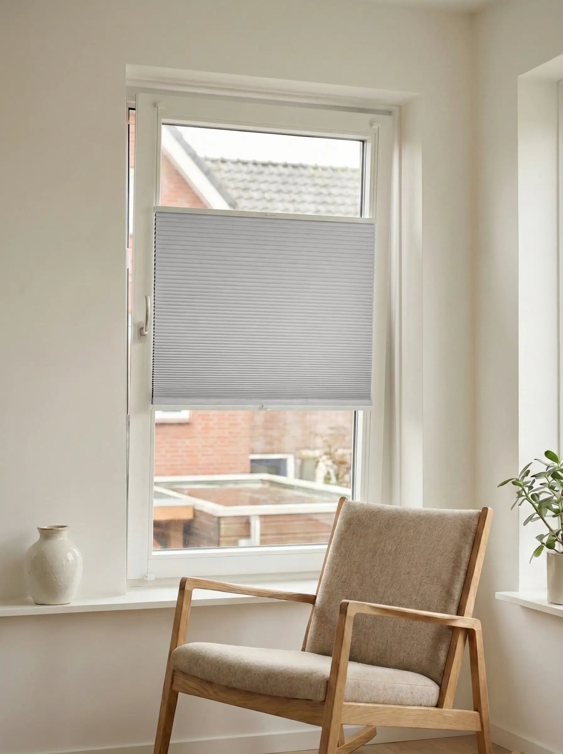 Verduisterend plisségordijn Spark gebroken wit op maat voor een draaikiepraam