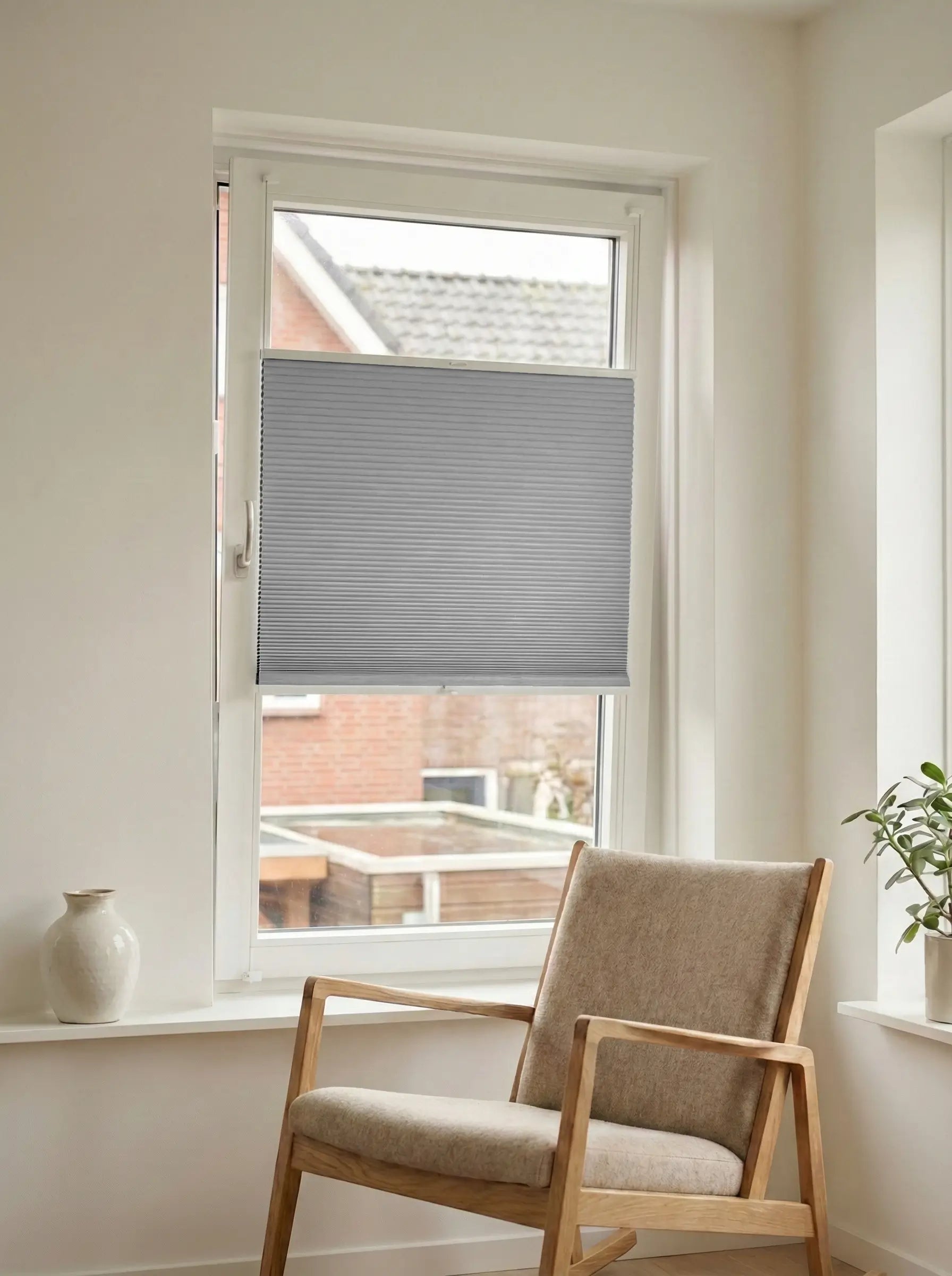 Verduisterend plisségordijn Spark lichtgrijs op maat voor een draaikiepraam