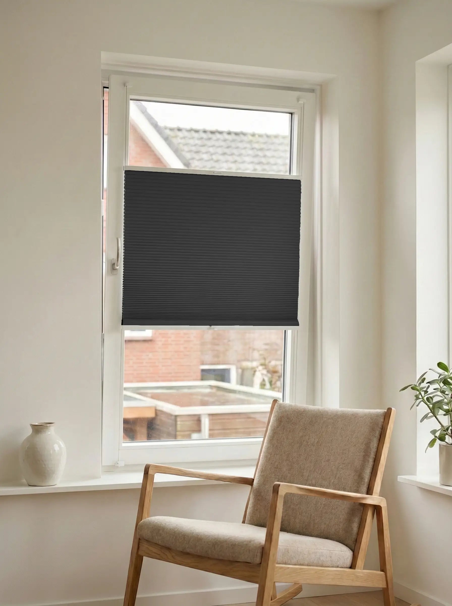 Verduisterend plisségordijn Spark zwart op maat voor een draaikiepraam