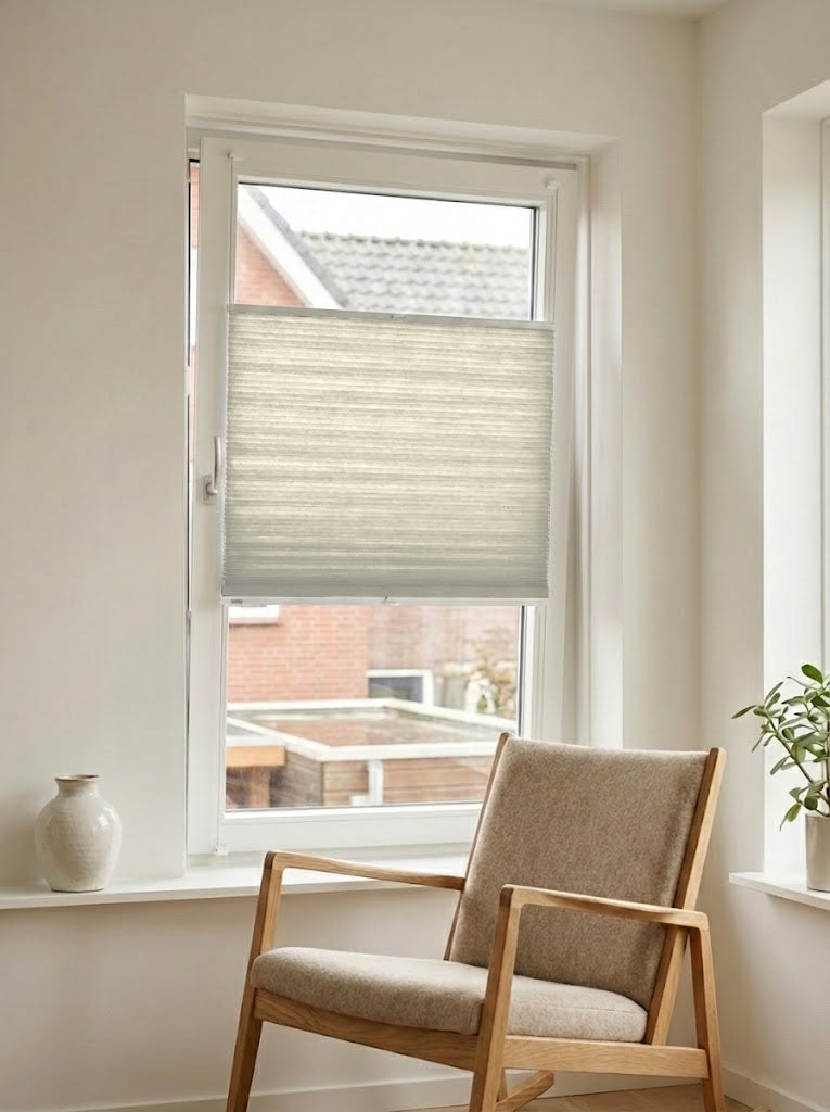 Lichtdoorlatend plisségordijn Style crème op maat voor een draaikiepraam