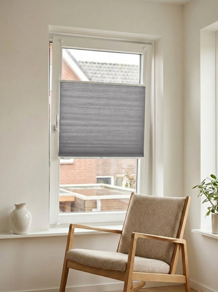 Lichtdoorlatend plisségordijn Style grijs op maat voor een draaikiepraam