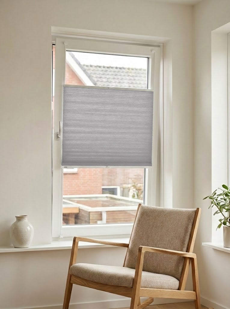 Lichtdoorlatend plisségordijn Style lichtgrijs op maat voor een draaikiepraam