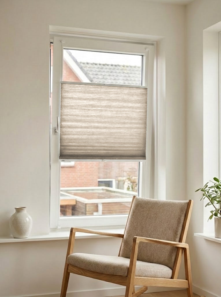 Lichtdoorlatend plisségordijn Style taupe op maat voor een draaikiepraam